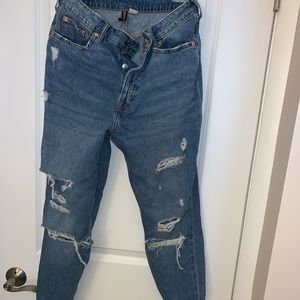 High-waisted ripped jeans